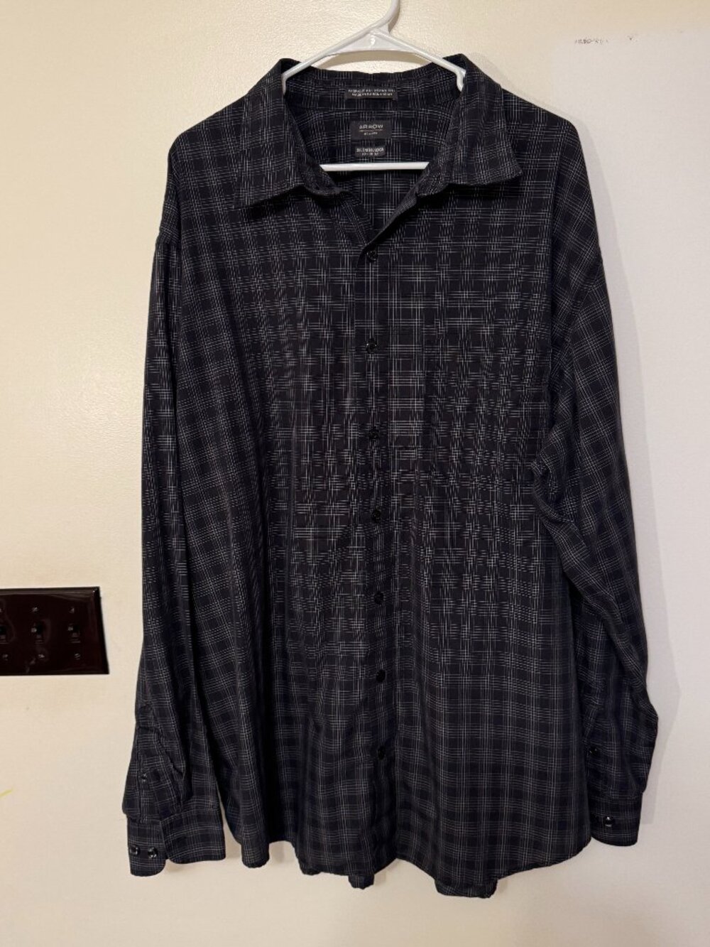 Arrow shirt 2XLT button down long sleeve black and white nice shape.